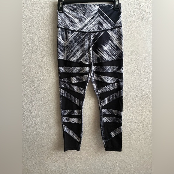 Lululemon High Times Pant Black and White Patterned Leggings - Picture 4 of 10